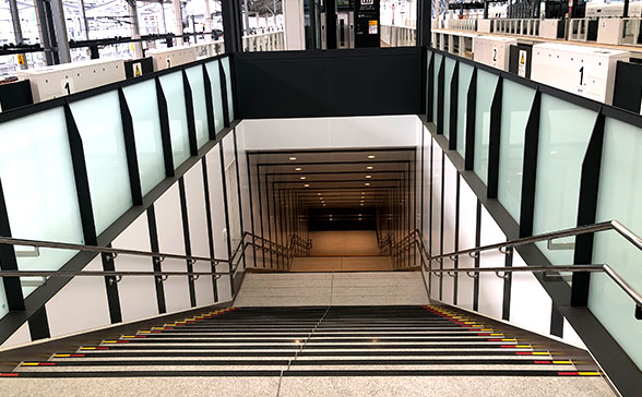 照明器具（長崎駅構内）